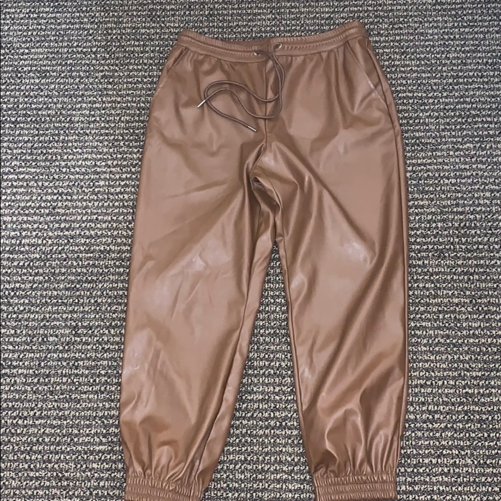 Brown leather joggers 😍